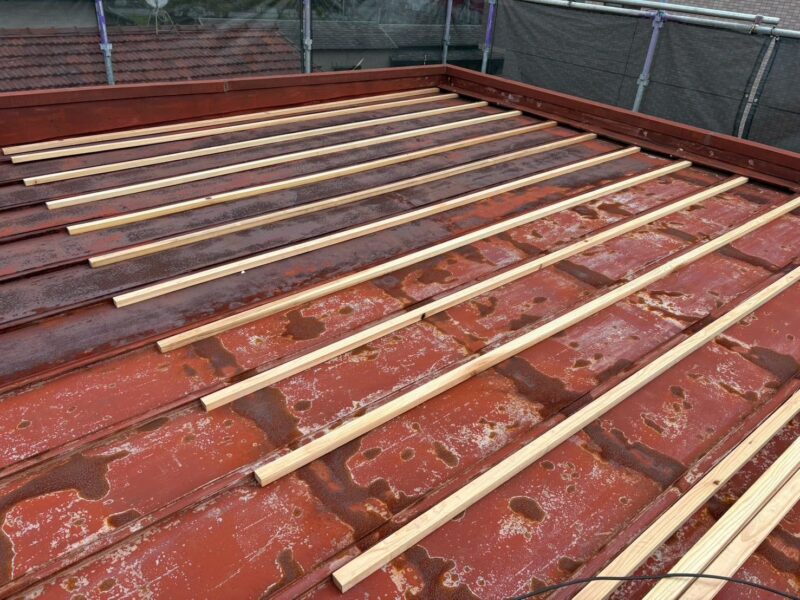 福岡県古賀市天神のO様邸で雨漏りの原因を改善し屋根を守る陸屋根カバー工法と一部塗装工事を行いました。2025年11月1日完成です。【HPより】