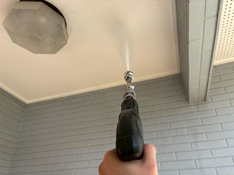 福岡県福津市若木台のA様邸で外壁と屋根の防水性能を高めながら美観を取り戻す塗装と防水工事を行っています。2025年11月5日完成です。【HPより】