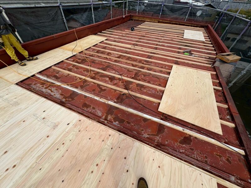 福岡県古賀市天神のO様邸で雨漏りの原因を改善し屋根を守る陸屋根カバー工法と一部塗装工事を行いました。2025年11月1日完成です。【HPより】