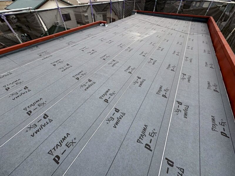 福岡県古賀市天神のO様邸で雨漏りの原因を改善し屋根を守る陸屋根カバー工法と一部塗装工事を行いました。2025年11月1日完成です。【HPより】