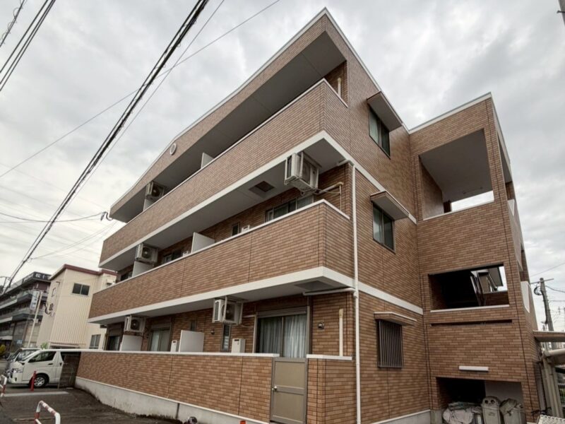 福岡県福岡市博多区博多駅南のSマンション様で、屋根の保護性能を高め外壁の美観を長持ちさせる屋根塗装・外壁クリヤー塗装工事を行いました。2025年12月23日完成です。【HPより】