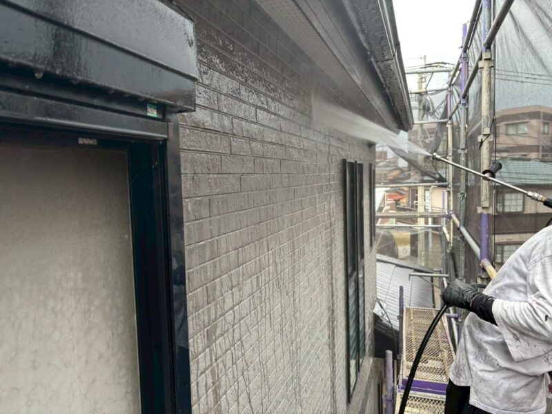 福岡県福岡市東区香椎のN様邸で外壁と屋根を保護し美観を取り戻す塗装工事を行いました。2025年11月11日完成です。【HPより】