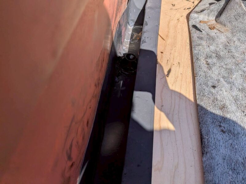 福岡県古賀市天神のO様邸で雨漏りの原因を改善し屋根を守る陸屋根カバー工法と一部塗装工事を行いました。2025年11月1日完成です。【HPより】