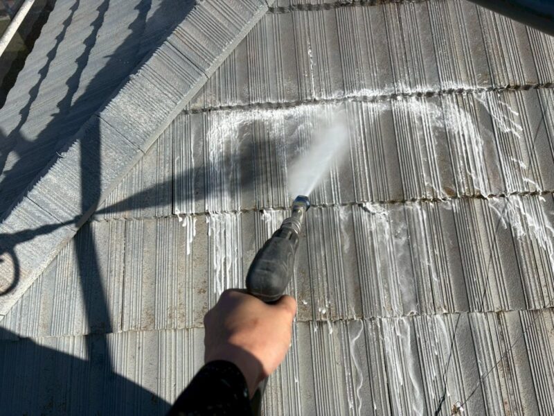 福岡県福津市若木台のA様邸で外壁と屋根の防水性能を高めながら美観を取り戻す塗装と防水工事を行っています。2025年11月5日完成です。【HPより】