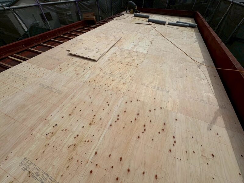 福岡県古賀市天神のO様邸で雨漏りの原因を改善し屋根を守る陸屋根カバー工法と一部塗装工事を行いました。2025年11月1日完成です。【HPより】