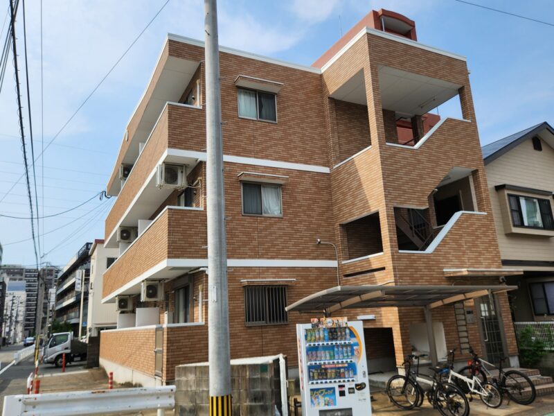 福岡県福岡市博多区博多駅南のSマンション様で、屋根の保護性能を高め外壁の美観を長持ちさせる屋根塗装・外壁クリヤー塗装工事を行いました。2025年12月23日完成です。【HPより】