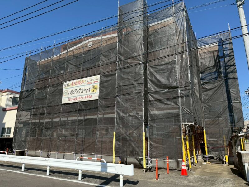 福岡県福岡市博多区博多駅南のSマンション様で、屋根の保護性能を高め外壁の美観を長持ちさせる屋根塗装・外壁クリヤー塗装工事を行っています。2025年11月7日着工です。【HPより】