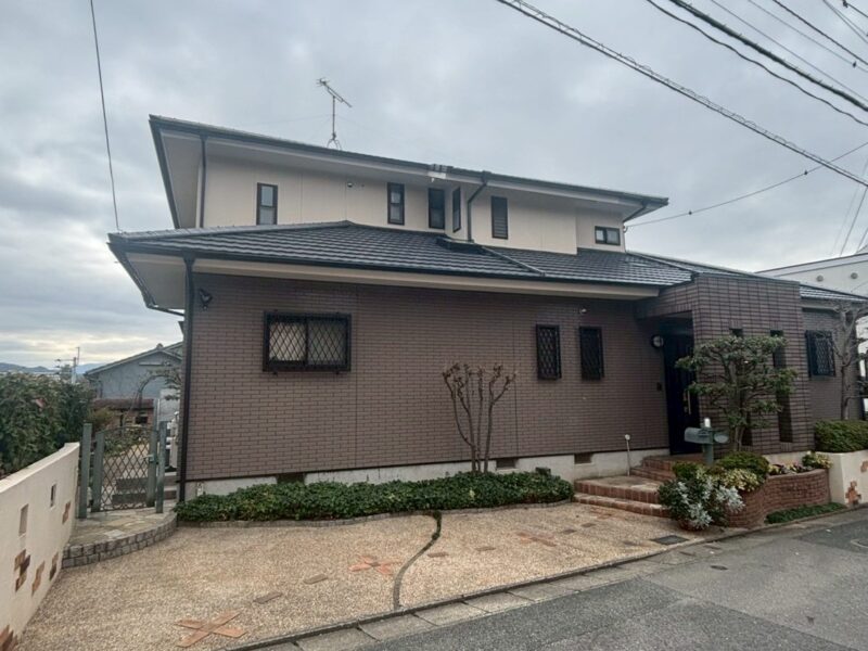 福岡県福岡市東区香住ケ丘のB様邸で屋根の色あせと外壁の汚れ・ひび割れを改善する屋根塗装とデザイン性を高める外壁塗装工事を行いました。2026年1月15日完成です。【HPより】