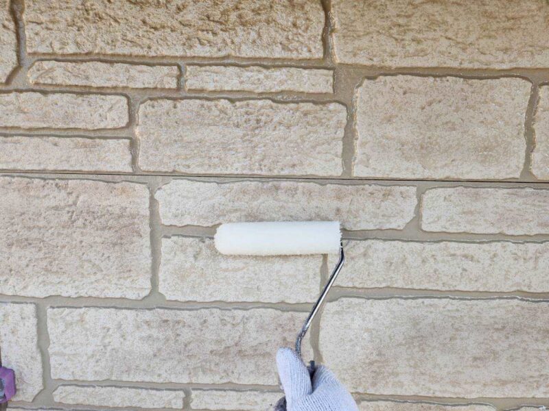 福岡県福岡市東区香椎のK様邸で外壁の艶引けと目地劣化を抑える外壁クリア塗装と、屋根の退色を保護する屋根塗装工事を行いました。2025年12月23日完成です。【HPより】