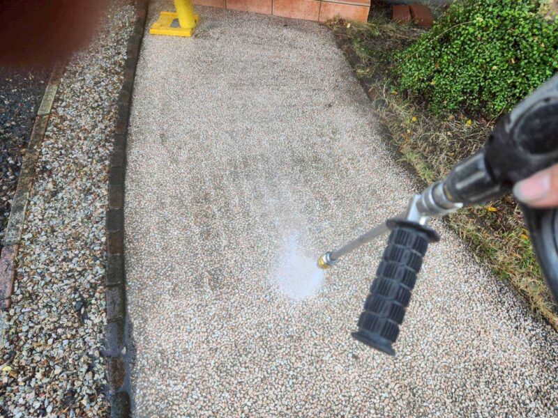 福岡県福岡市東区香椎のK様邸で外壁の艶引けと目地劣化を抑える外壁クリア塗装と、屋根の退色を保護する屋根塗装工事を行いました。2025年12月23日完成です。【HPより】