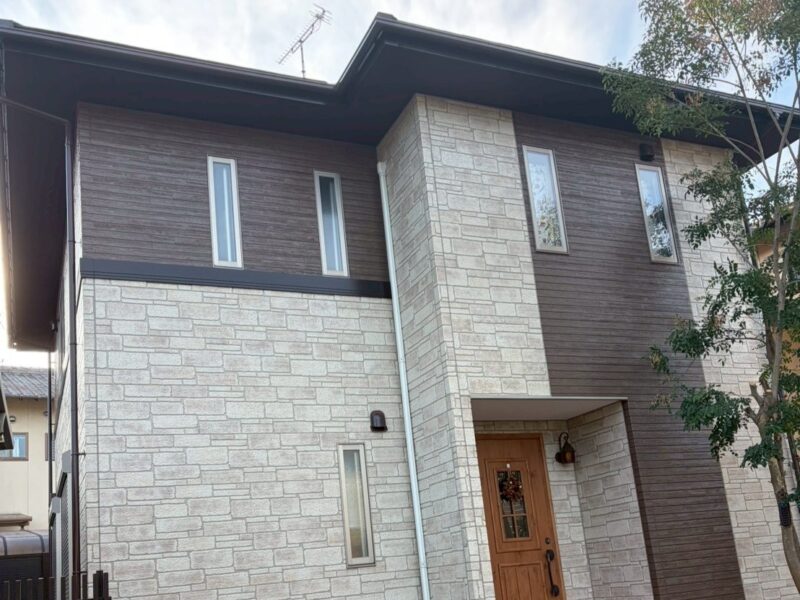 福岡県福岡市東区香椎のK様邸で外壁の艶引けと目地劣化を抑える外壁クリア塗装と、屋根の退色を保護する屋根塗装工事を行いました。2025年12月23日完成です。【HPより】