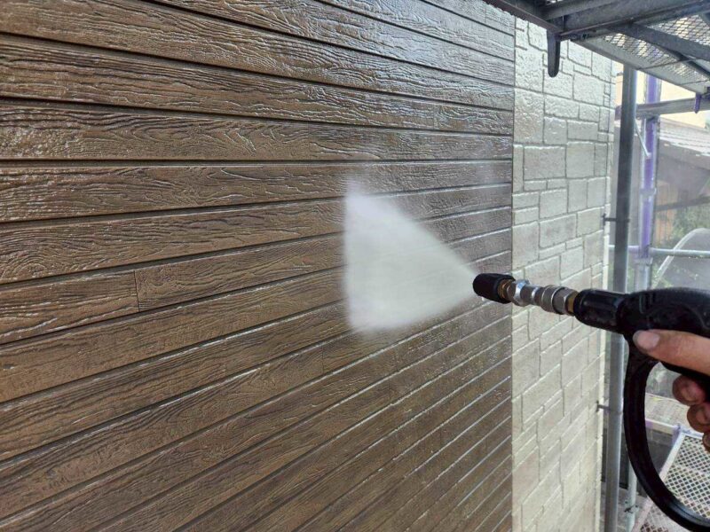 福岡県福岡市東区香椎のK様邸で外壁の艶引けと目地劣化を抑える外壁クリア塗装と、屋根の退色を保護する屋根塗装工事を行いました。2025年12月23日完成です。【HPより】