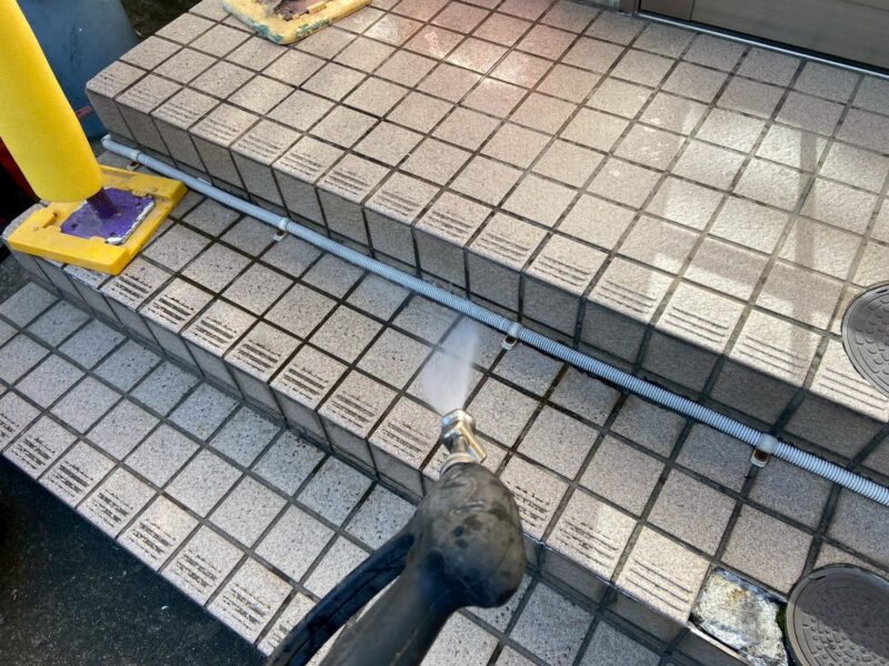 福岡県福岡市博多区博多駅南のSマンション様で、屋根の保護性能を高め外壁の美観を長持ちさせる屋根塗装・外壁クリヤー塗装工事を行いました。2025年12月23日完成です。【HPより】