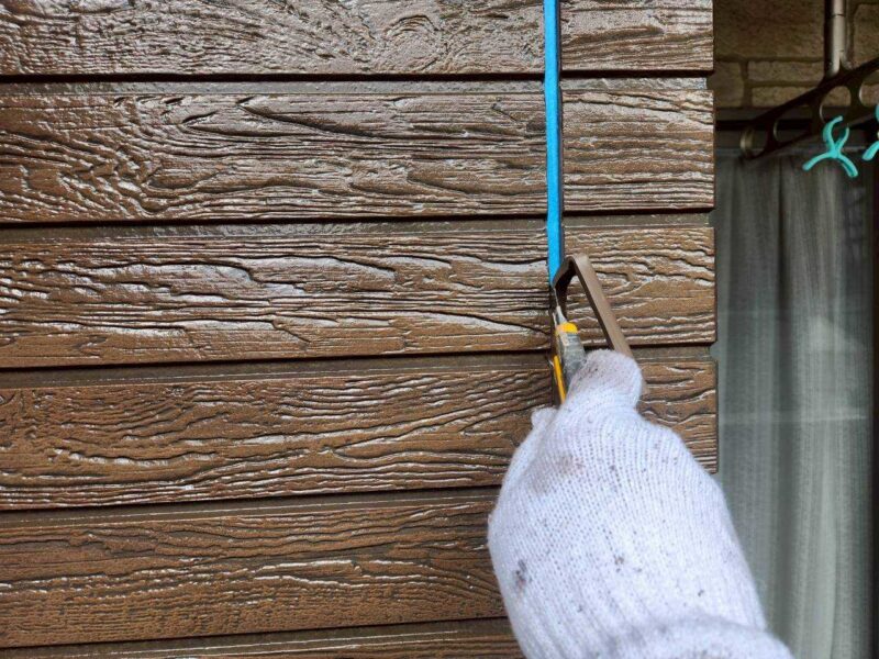 福岡県福岡市東区香椎のK様邸で外壁の艶引けと目地劣化を抑える外壁クリア塗装と、屋根の退色を保護する屋根塗装工事を行いました。2025年12月23日完成です。【HPより】