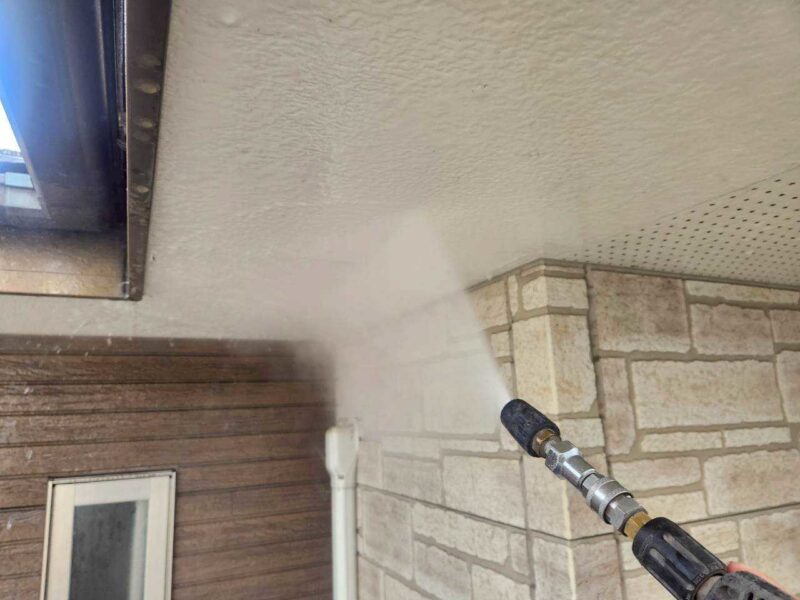 福岡県福岡市東区香椎のK様邸で外壁の艶引けと目地劣化を抑える外壁クリア塗装と、屋根の退色を保護する屋根塗装工事を行いました。2025年12月23日完成です。【HPより】