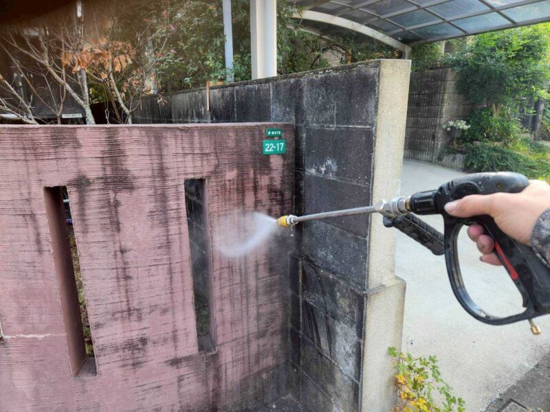 福岡県福岡市東区香椎のK様邸で外壁の艶引けと目地劣化を抑える外壁クリア塗装と、屋根の退色を保護する屋根塗装工事を行いました。2025年12月23日完成です。【HPより】