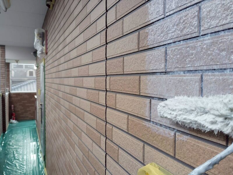 福岡県福岡市博多区博多駅南のSマンション様で、屋根の保護性能を高め外壁の美観を長持ちさせる屋根塗装・外壁クリヤー塗装工事を行いました。2025年12月23日完成です。【HPより】