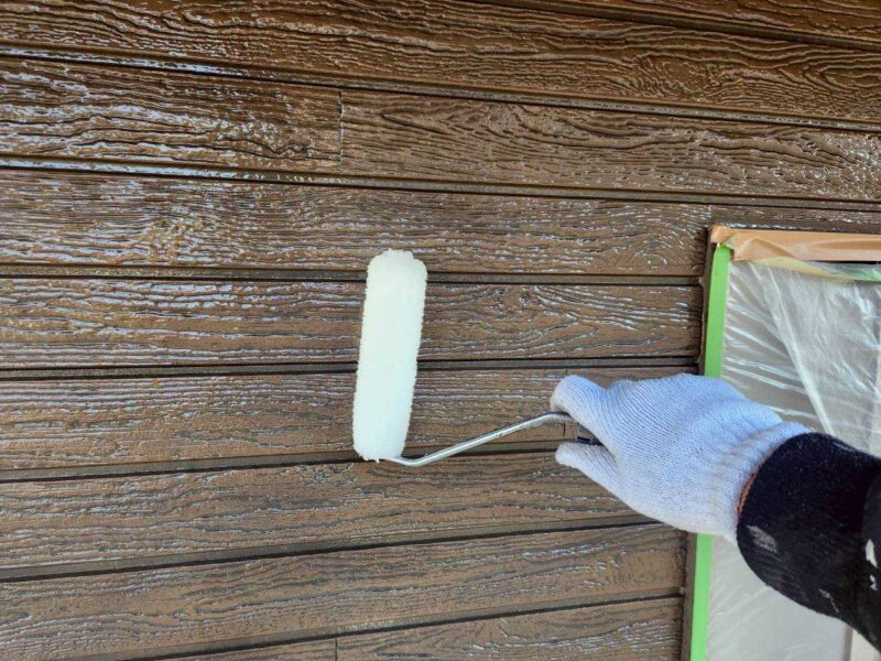 福岡県福岡市東区香椎のK様邸で外壁の艶引けと目地劣化を抑える外壁クリア塗装と、屋根の退色を保護する屋根塗装工事を行いました。2025年12月23日完成です。【HPより】