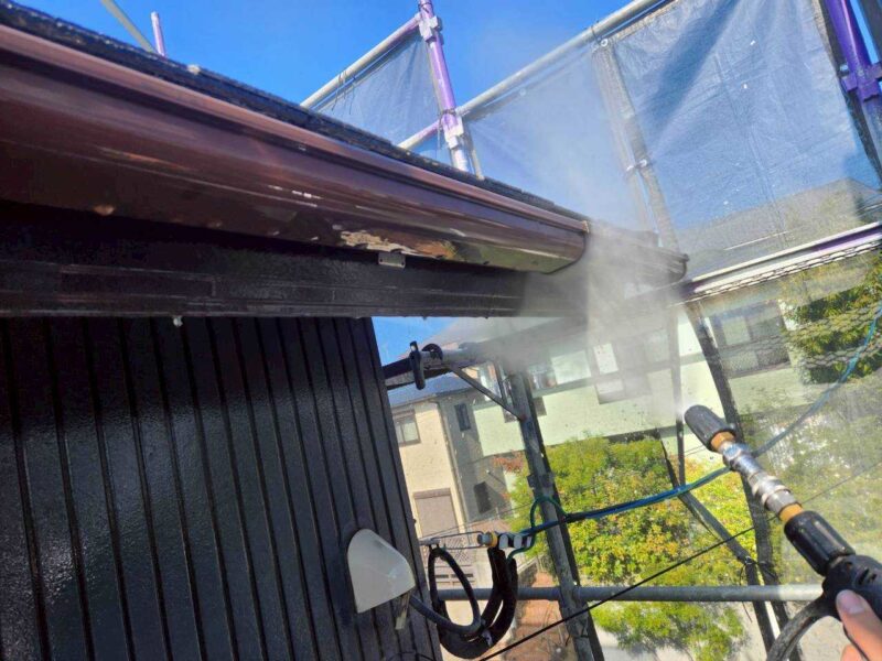 福岡県福岡市東区香住ケ丘のS様邸で外壁のひび割れと屋根の色あせを改善する外壁塗装と屋根塗装工事を行いました。2025年12月13日完成です。【チラシより】