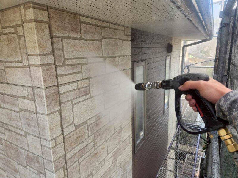 福岡県福岡市東区香椎のK様邸で外壁の艶引けと目地劣化を抑える外壁クリア塗装と、屋根の退色を保護する屋根塗装工事を行いました。2025年12月23日完成です。【HPより】