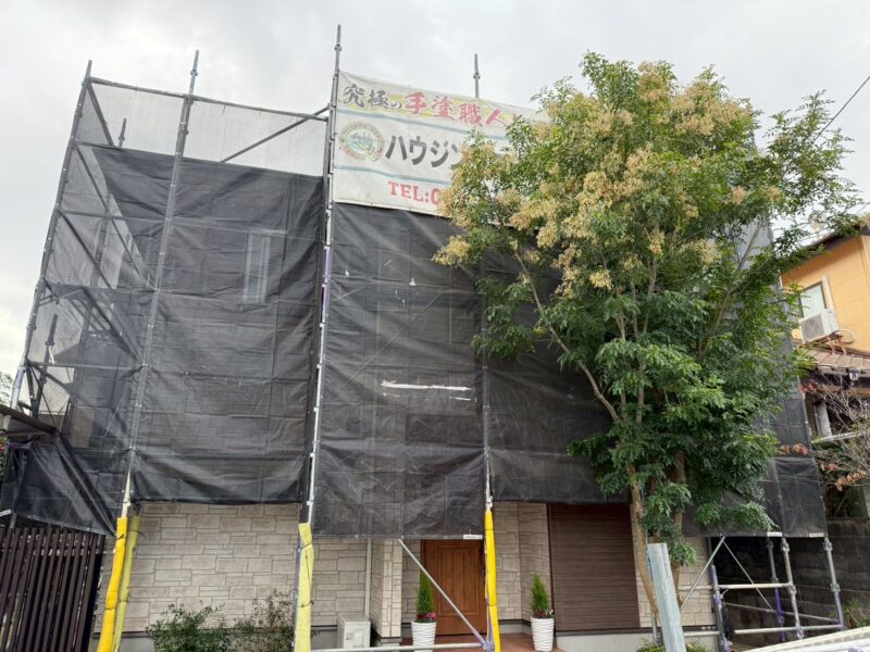 福岡県福岡市東区香椎のK様邸で外壁の艶引けと目地劣化を抑える外壁クリア塗装と、屋根の退色を保護する屋根塗装工事を行っています。2025年12月1日着工です。【HPより】