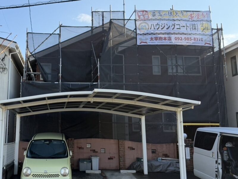 福岡県大野城市川久保のI様邸にて、色あせと防水低下が見られた屋根・外壁を同時に守る塗装工事を行っています。2025年12月19日着工です。【HPより】