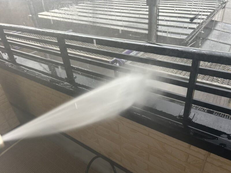 福岡県筑紫野市針摺東のK様邸で、外壁の劣化サインに合わせた外壁塗装工事を行っています。2025年12月23日着工です。【HPより】