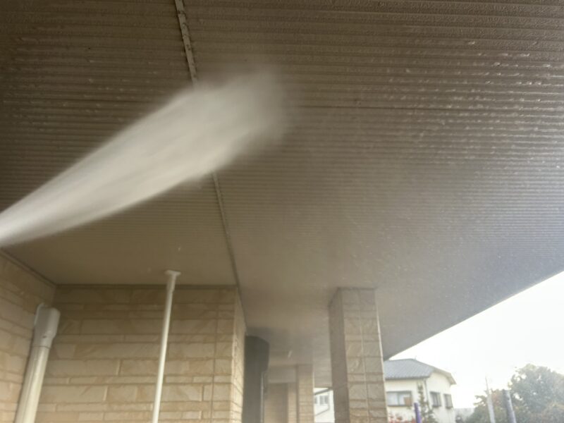 福岡県筑紫野市針摺東のK様邸で、外壁の劣化サインに合わせた外壁塗装工事を行っています。2025年12月23日着工です。【HPより】