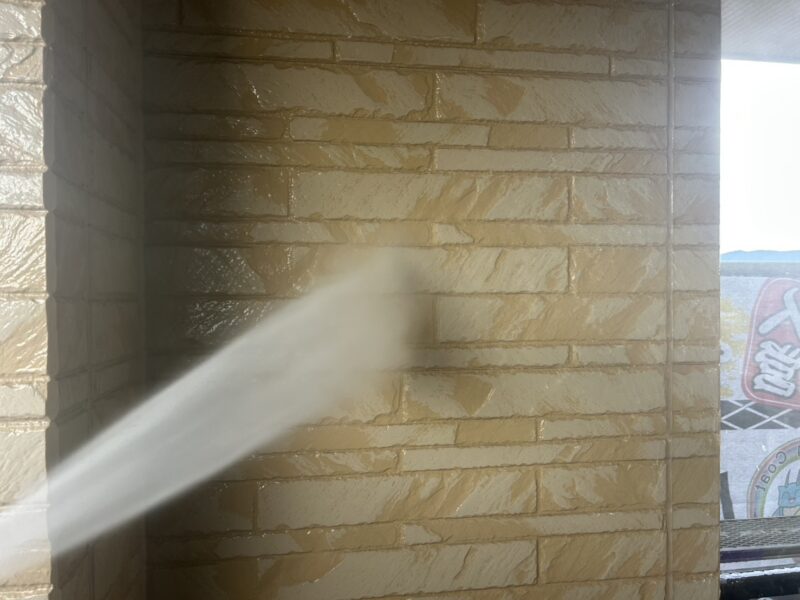 福岡県筑紫野市針摺東のK様邸で、外壁の劣化サインに合わせた外壁塗装工事を行っています。2025年12月23日着工です。【HPより】