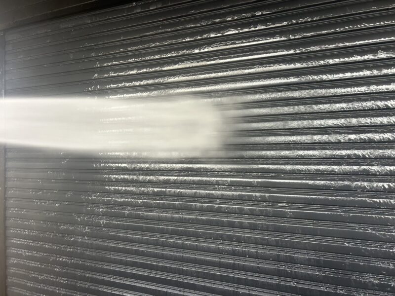 福岡県筑紫野市針摺東のK様邸で、外壁の劣化サインに合わせた外壁塗装工事を行っています。2025年12月23日着工です。【HPより】