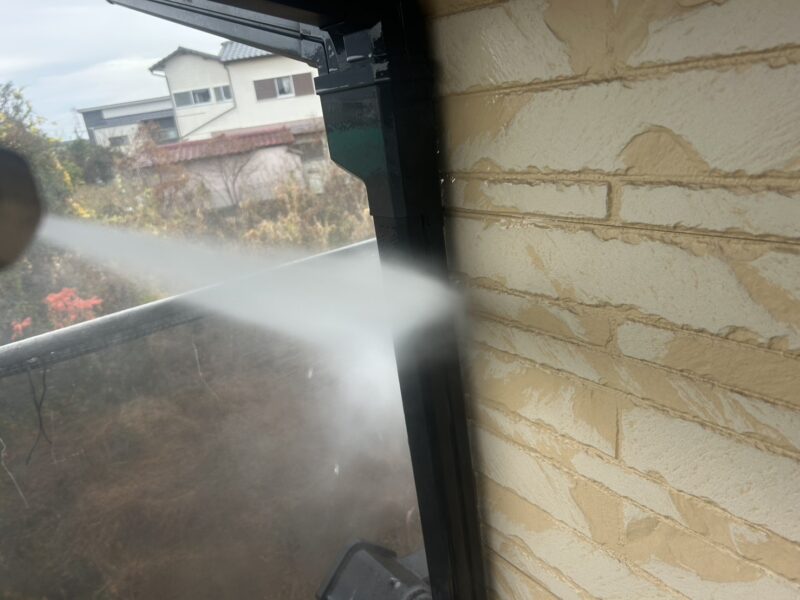 福岡県筑紫野市針摺東のK様邸で、外壁の劣化サインに合わせた外壁塗装工事を行っています。2025年12月23日着工です。【HPより】