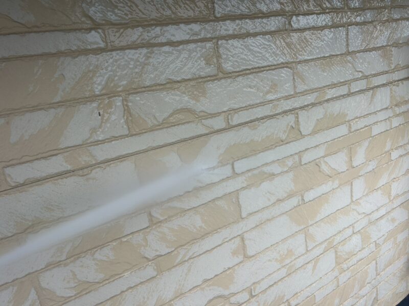 福岡県筑紫野市針摺東のK様邸で、外壁の劣化サインに合わせた外壁塗装工事を行っています。2025年12月23日着工です。【HPより】