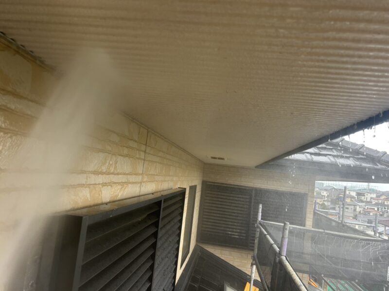 福岡県筑紫野市針摺東のK様邸で、外壁の劣化サインに合わせた外壁塗装工事を行っています。2025年12月23日着工です。【HPより】