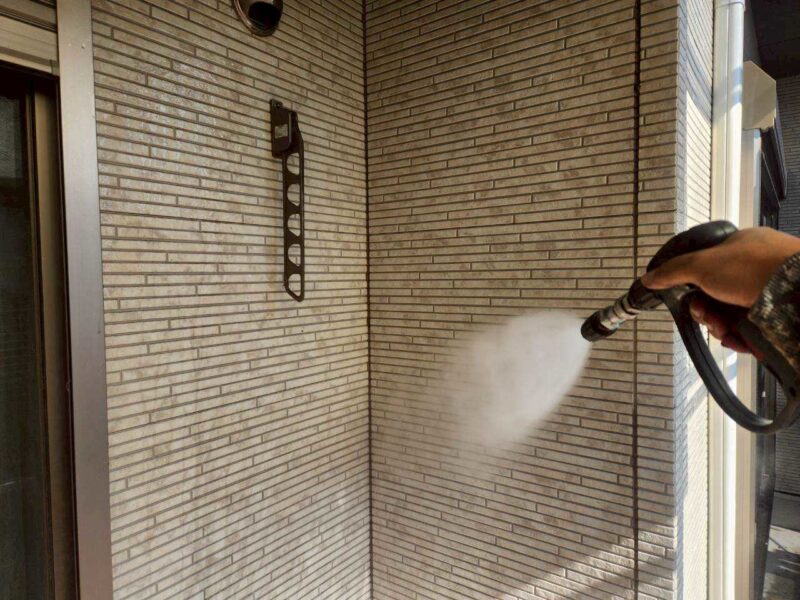 福岡県福岡市東区香住ケ丘のS様邸で外壁のひび割れと屋根の色あせを改善する外壁塗装と屋根塗装工事を行いました。2025年12月13日完成です。【チラシより】