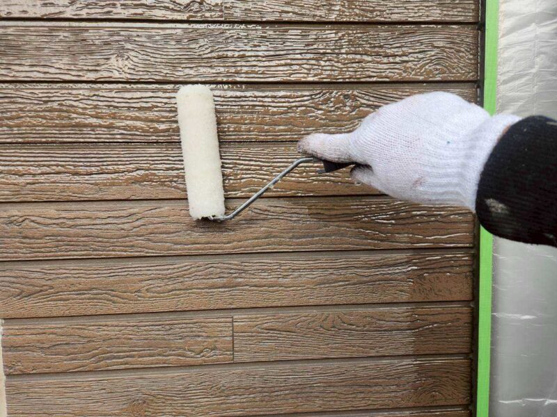 福岡県福岡市東区香椎のK様邸で外壁の艶引けと目地劣化を抑える外壁クリア塗装と、屋根の退色を保護する屋根塗装工事を行いました。2025年12月23日完成です。【HPより】