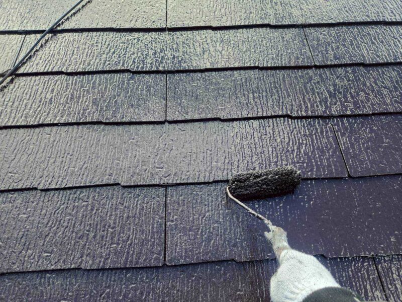 福岡県福岡市東区香椎のK様邸で外壁の艶引けと目地劣化を抑える外壁クリア塗装と、屋根の退色を保護する屋根塗装工事を行いました。2025年12月23日完成です。【HPより】