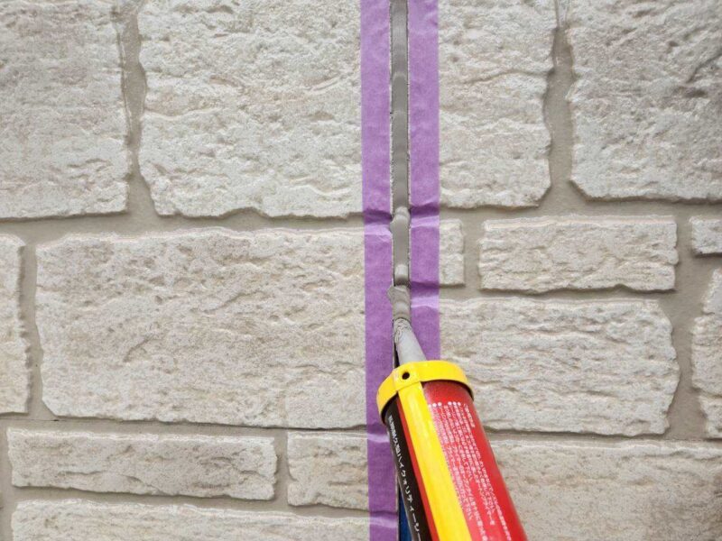 福岡県福岡市東区香椎のK様邸で外壁の艶引けと目地劣化を抑える外壁クリア塗装と、屋根の退色を保護する屋根塗装工事を行いました。2025年12月23日完成です。【HPより】