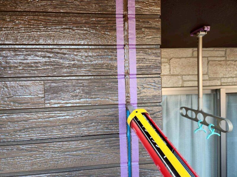 福岡県福岡市東区香椎のK様邸で外壁の艶引けと目地劣化を抑える外壁クリア塗装と、屋根の退色を保護する屋根塗装工事を行いました。2025年12月23日完成です。【HPより】