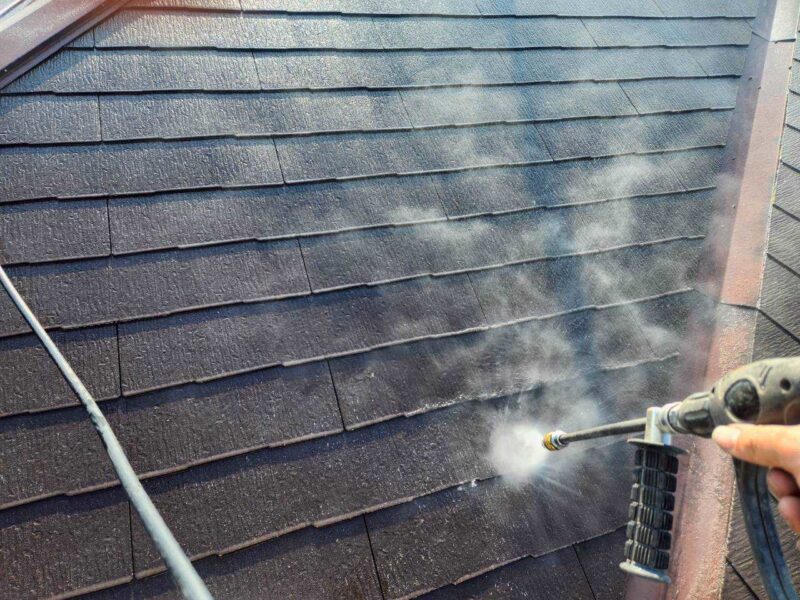 福岡県福岡市東区香椎のK様邸で外壁の艶引けと目地劣化を抑える外壁クリア塗装と、屋根の退色を保護する屋根塗装工事を行いました。2025年12月23日完成です。【HPより】