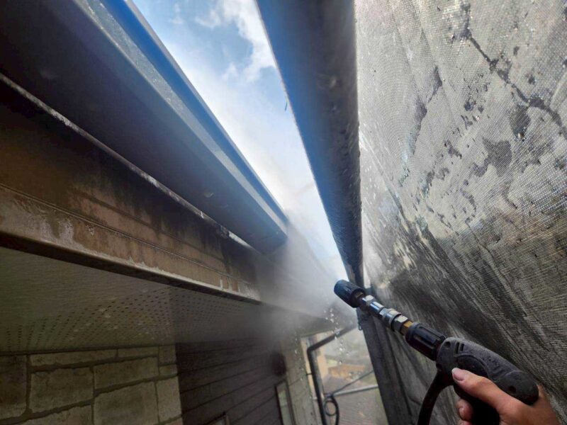 福岡県福岡市東区香椎のK様邸で外壁の艶引けと目地劣化を抑える外壁クリア塗装と、屋根の退色を保護する屋根塗装工事を行いました。2025年12月23日完成です。【HPより】