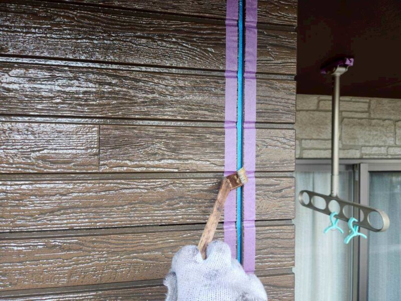 福岡県福岡市東区香椎のK様邸で外壁の艶引けと目地劣化を抑える外壁クリア塗装と、屋根の退色を保護する屋根塗装工事を行いました。2025年12月23日完成です。【HPより】