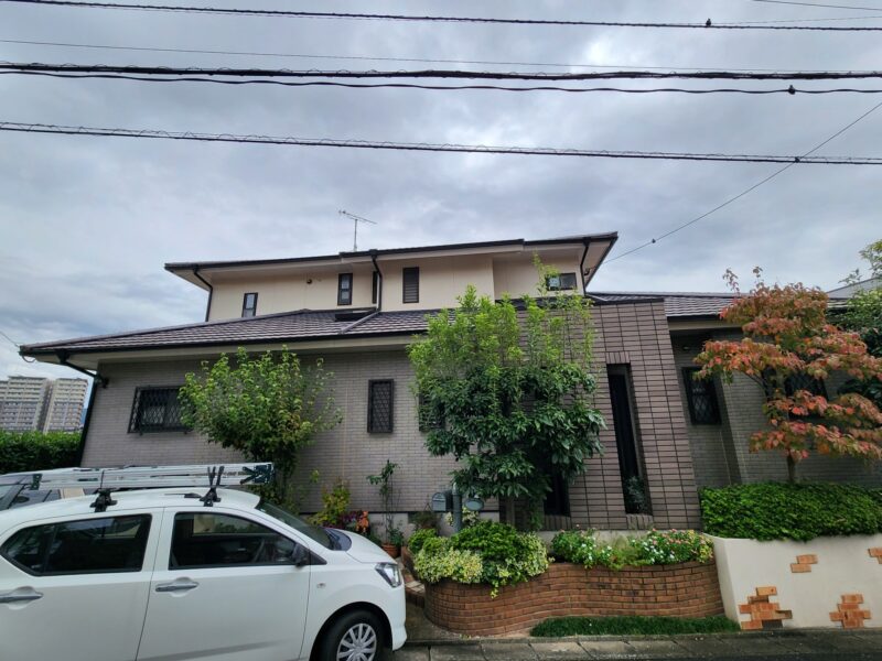 福岡県福岡市東区香住ケ丘のB様邸で屋根の色あせと外壁の汚れ・ひび割れを改善する屋根塗装とデザイン性を高める外壁塗装工事を行いました。2026年1月15日完成です。【HPより】