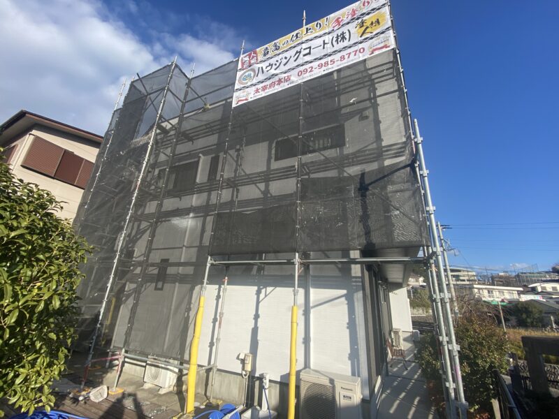 福岡県太宰府市白川のT様邸で外壁の苔・藻・カビの発生を改善する外壁カビ取り特殊洗浄工事を行っています。2026年1月6日着工です。【HPより】