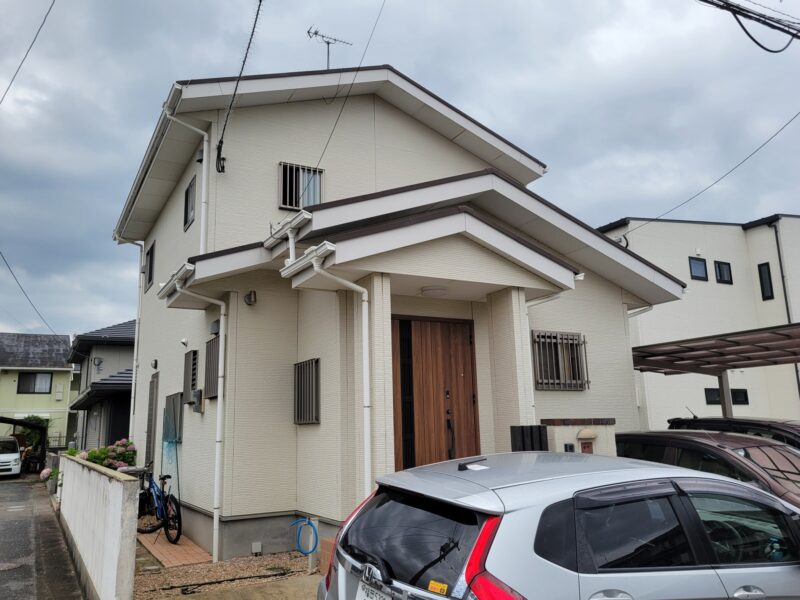 福岡県福岡市東区三苫のT様邸で外壁のひび割れと目地劣化、屋根の色あせを改善する外壁塗装と屋根塗装工事を行いました。2026年1月29日完成です。【HPより】