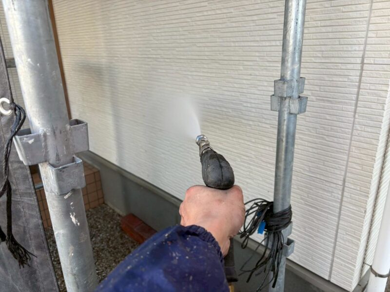 福岡県福岡市東区三苫のT様邸で外壁のひび割れと目地劣化、屋根の色あせを改善する外壁塗装と屋根塗装工事を行いました。2026年1月29日完成です。【HPより】