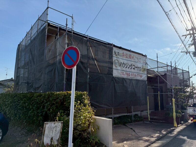 福岡県福岡市東区香住ケ丘のB様邸で屋根の色あせと外壁の汚れ・ひび割れを改善する屋根塗装とデザイン性を高める外壁塗装工事を行っています。2025年12月10日着工です。【HPより】