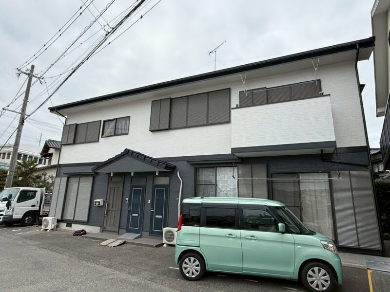 福岡県古賀市中央のYハイツ様で外壁のひび割れと劣化、屋根の色あせを改善する外壁塗装と屋根塗装工事を行いました。2026年2月5日完成です。【HPより】