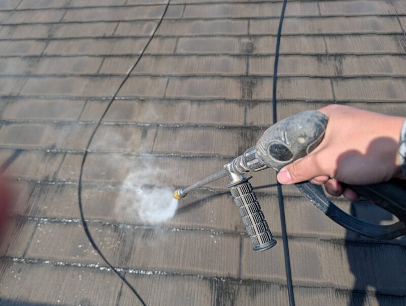 福岡県大野城市月の浦のS様邸で外壁の汚れと屋根の色あせを改善する外壁塗装と屋根塗装工事を行っています。2026年1月6日着工です。【HPより】