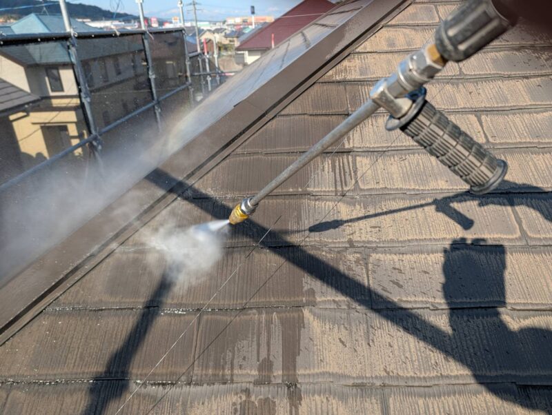 福岡県大野城市月の浦のS様邸で外壁の汚れと屋根の色あせを改善する外壁塗装と屋根塗装工事を行っています。2026年1月6日着工です。【HPより】