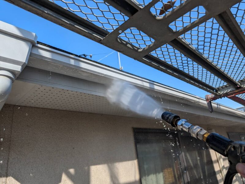 福岡県大野城市月の浦のS様邸で外壁の汚れと屋根の色あせを改善する外壁塗装と屋根塗装工事を行っています。2026年1月6日着工です。【HPより】